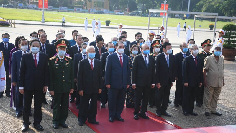 Party and State leaders pay tribute to President Ho Chi Minh on National Day